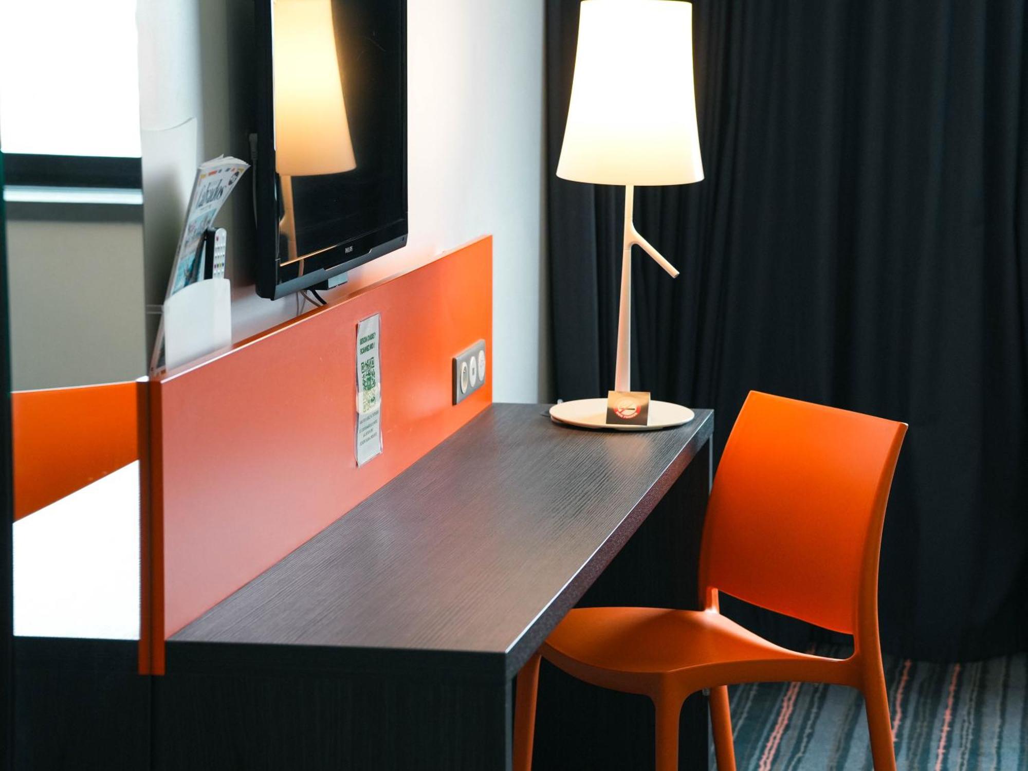 Hotel Ibis Styles Caen Centre Gare Esterno foto
