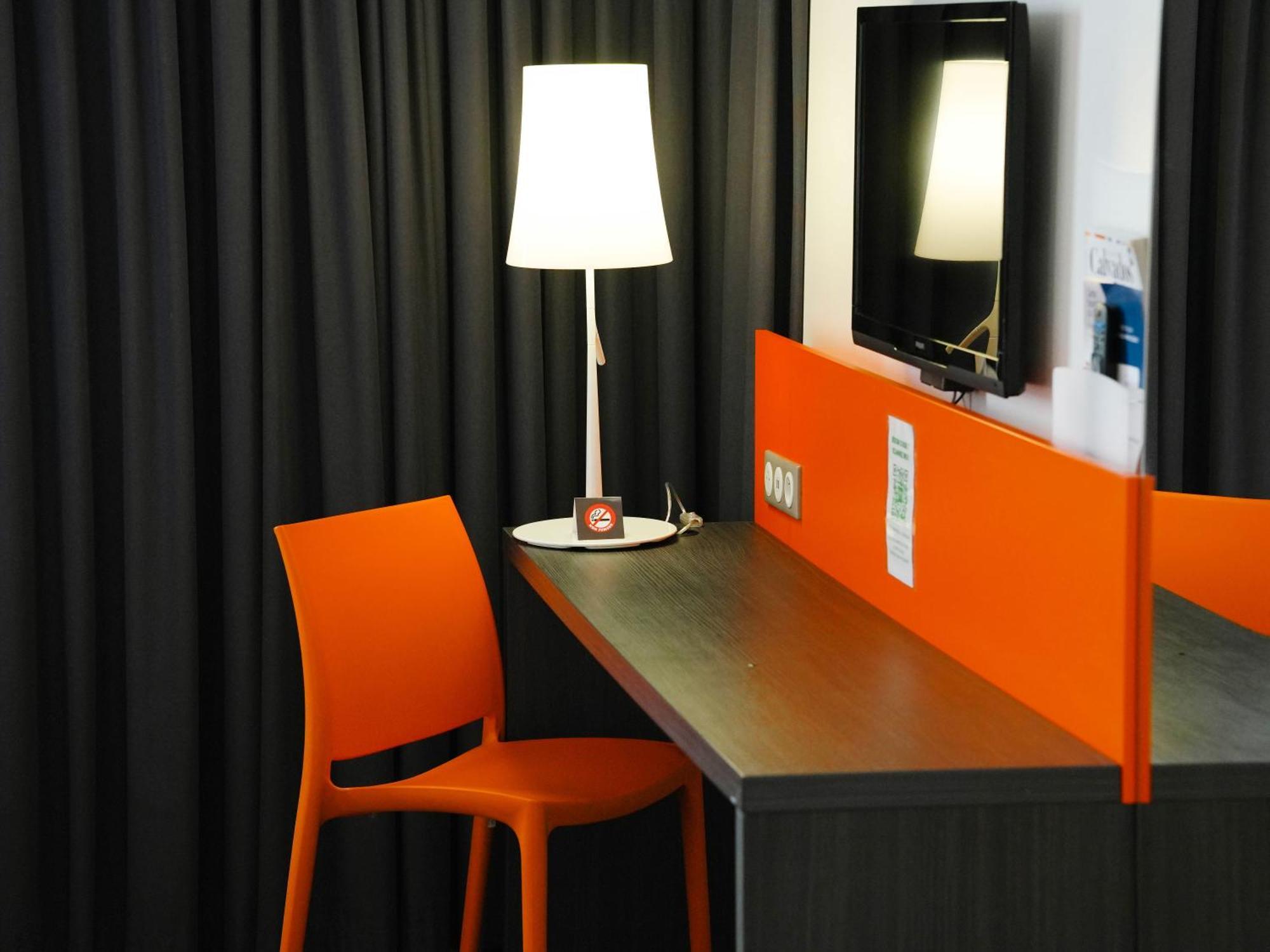 Hotel Ibis Styles Caen Centre Gare Esterno foto
