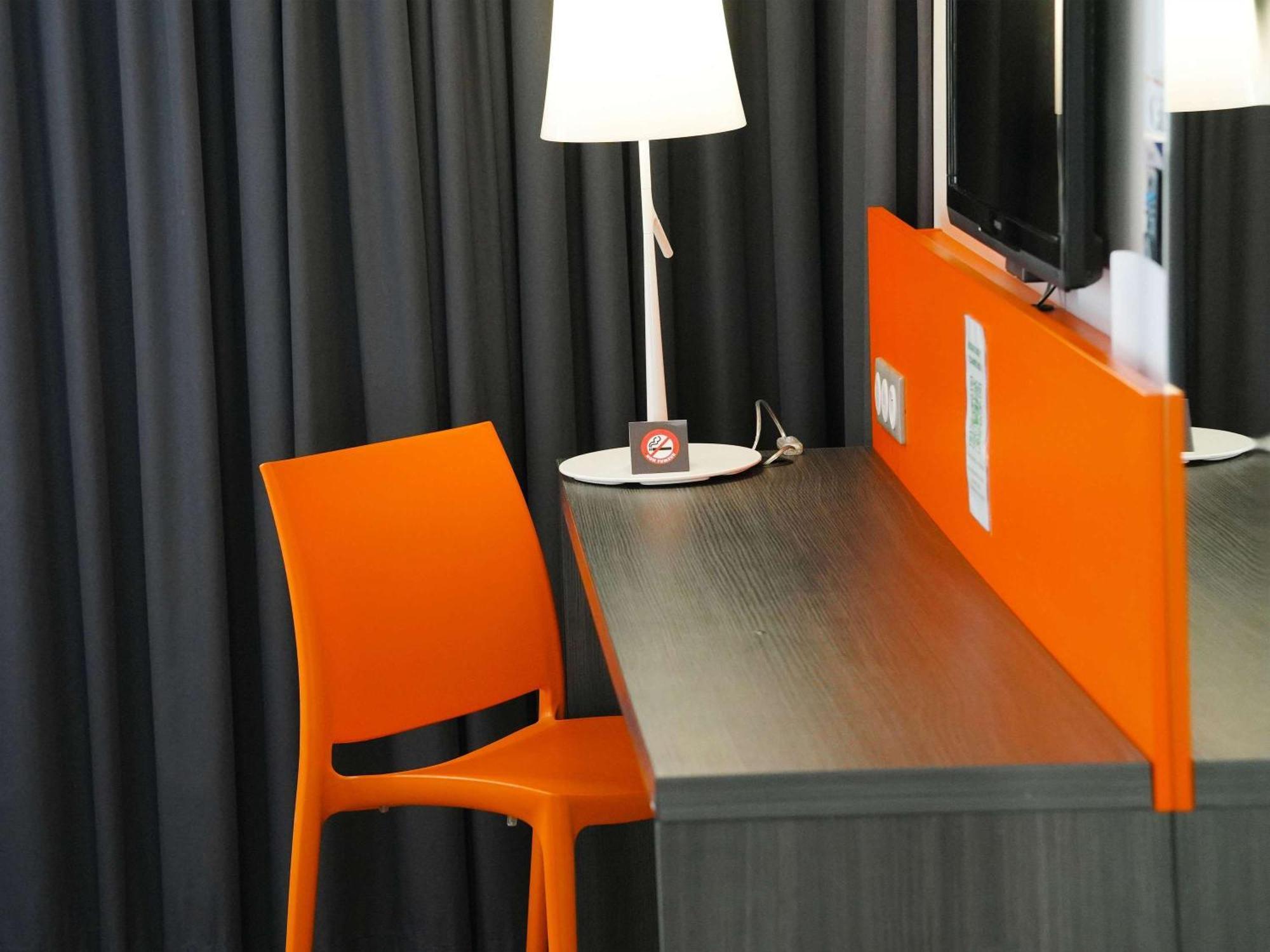 Hotel Ibis Styles Caen Centre Gare Esterno foto